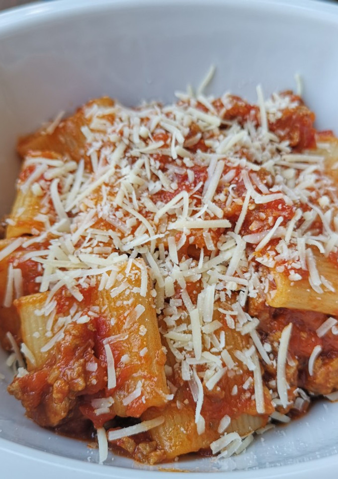 Una foto de Rigatoni a la Boloñesa con Berenjena