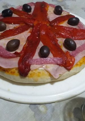 Una foto de Pizza jamón & morrones