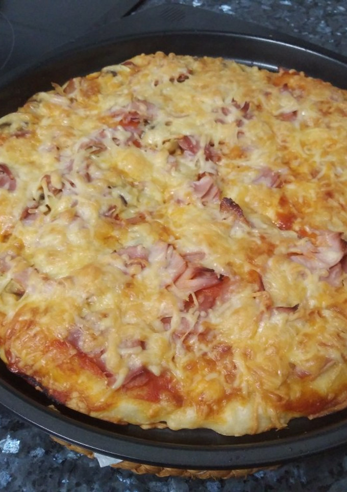 Una foto de Pizza de champis, jamón york
