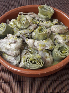 Una foto de Codornices con alcachofas