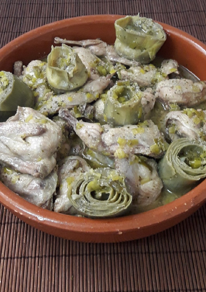 Una foto de Codornices con alcachofas