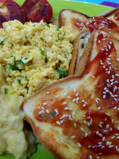 Foto resep Scrambled Eggs Toast with Tomato and Mashed Potato