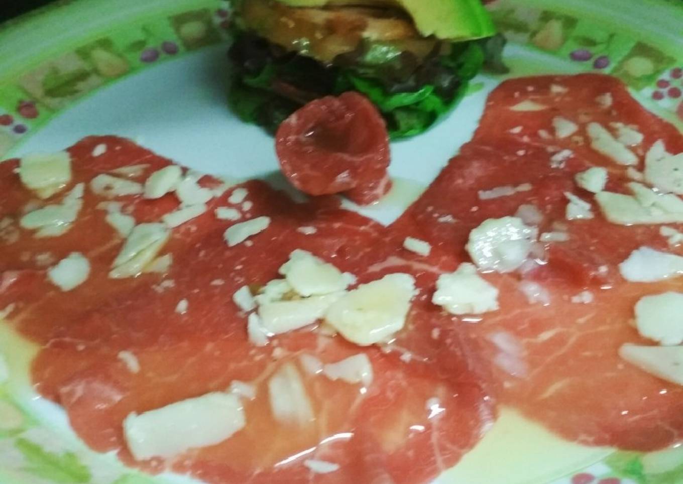Carpaccio de vacuno con lechuga, tomate y aguacate