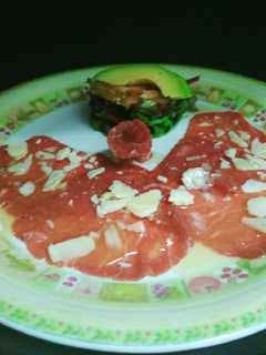 Una foto de Carpaccio de vacuno con lechuga, tomate y aguacate