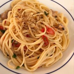 A picture of 🍝 Easy pasta with clams & fresh tomato.