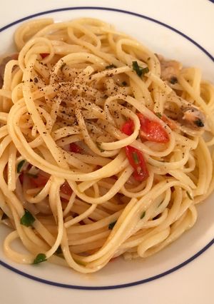 A picture of 🍝 Easy pasta with clams & fresh tomato.