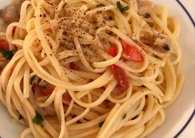 Easy pasta with clams & fresh tomato