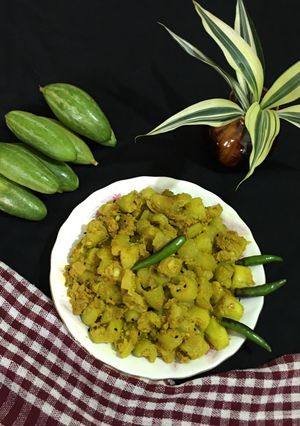 A picture of Pointed Gourd in Sesame Seed.