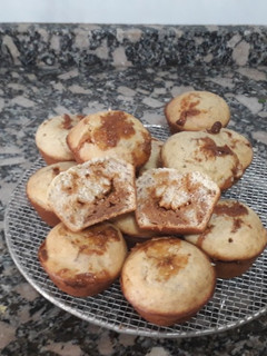 Una foto de Muffins de banana rellenos de dulce de leche
