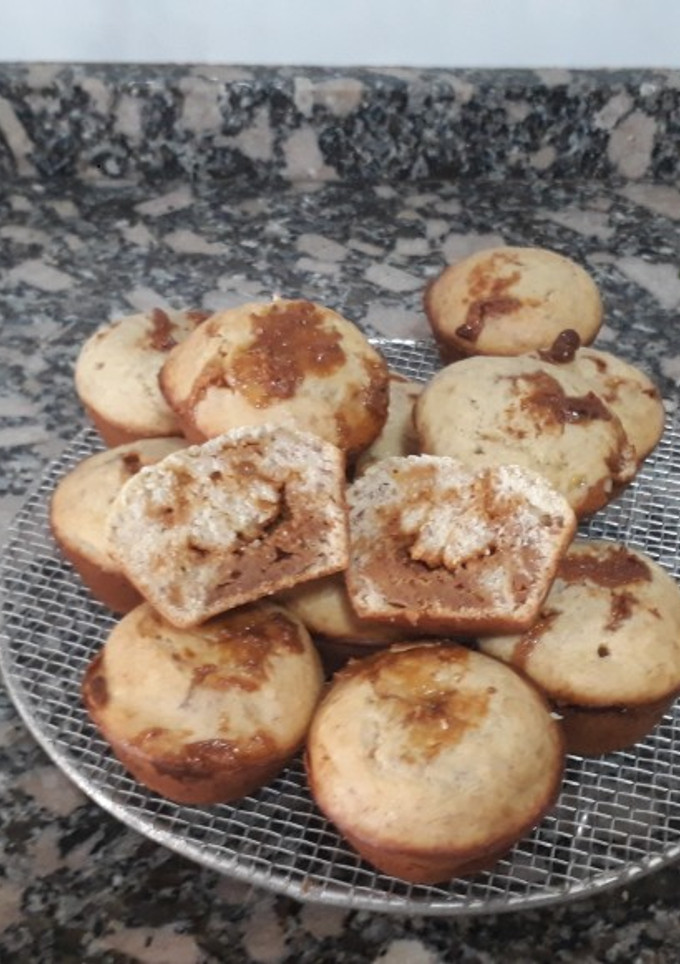 Una foto de Muffins de banana rellenos de dulce de leche