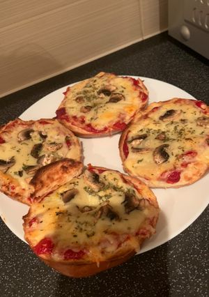 A picture of Pizza bagels.