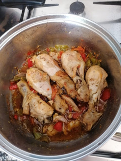 Una foto de 339. Cazuela de muslos de pollo con pimientos y Romero