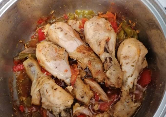 339. Cazuela de muslos de pollo con pimientos y Romero Receta de Marta W  ??‍♀️- Cookpad