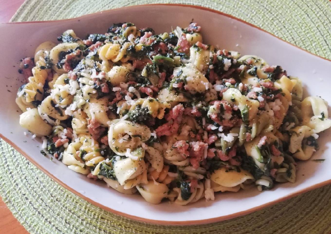 Pasta con espinacas y carne picada