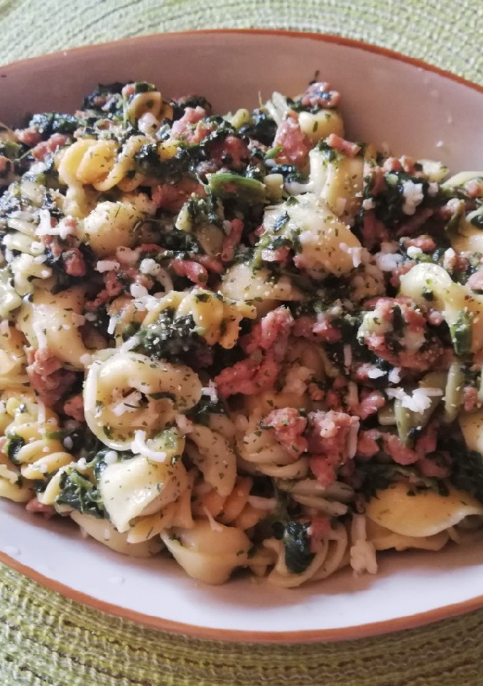 Una foto de Pasta con espinacas y carne picada