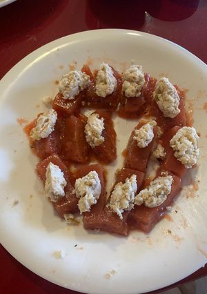 Una foto de Gelatina de tomate con quesos y nueces