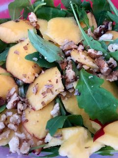 Una foto de Ensalada de rúcula y nectarina