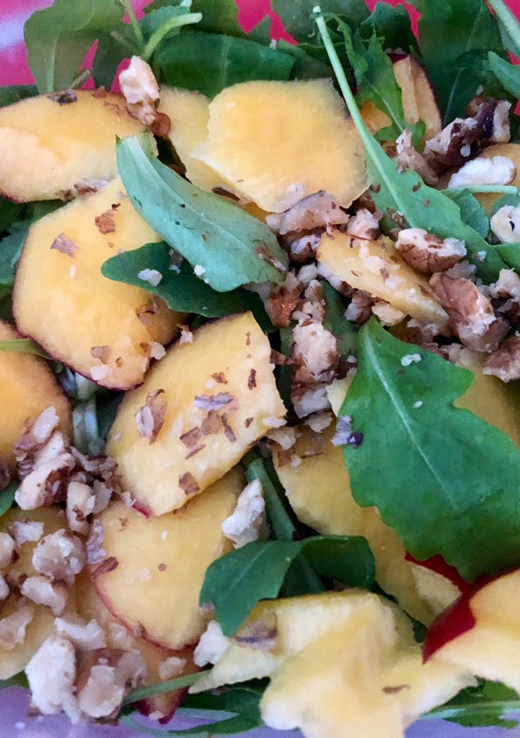 Una foto de Ensalada de rúcula y nectarina