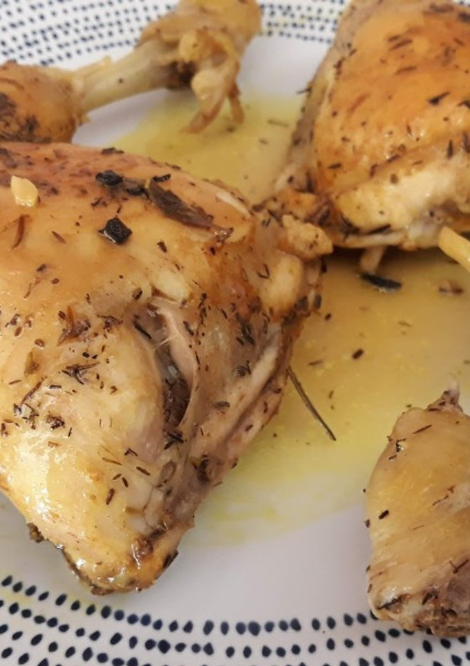 Una foto de Pollo cocinado en su propio jugo