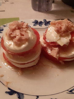 Una foto de Torres de tomate con queso de burgos y bonito