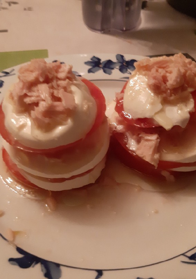 Una foto de Torres de tomate con queso de burgos y bonito