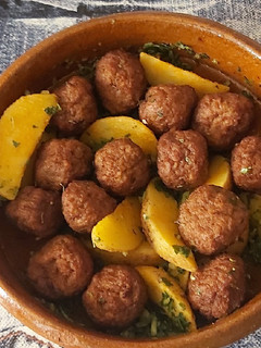 Una foto de Albóndigas de soja y trigo con patatas gajo