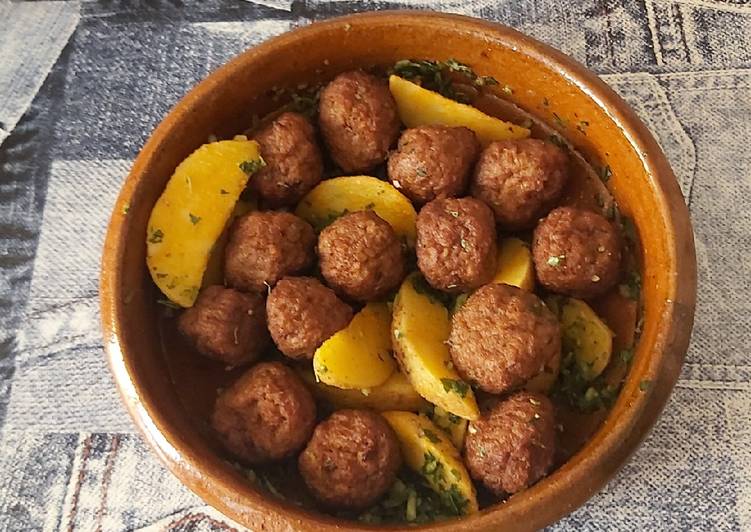 Albóndigas de soja y trigo con patatas gajo