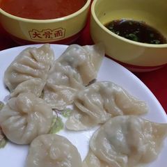 A picture of Chicken momos.