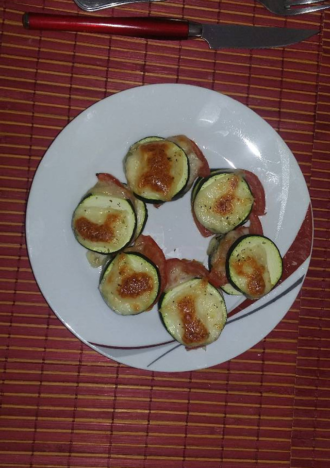 Una foto de Montadito de calabacín queso y tomate