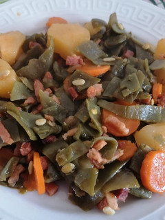 Una foto de Alubia verde con jamón y bacon