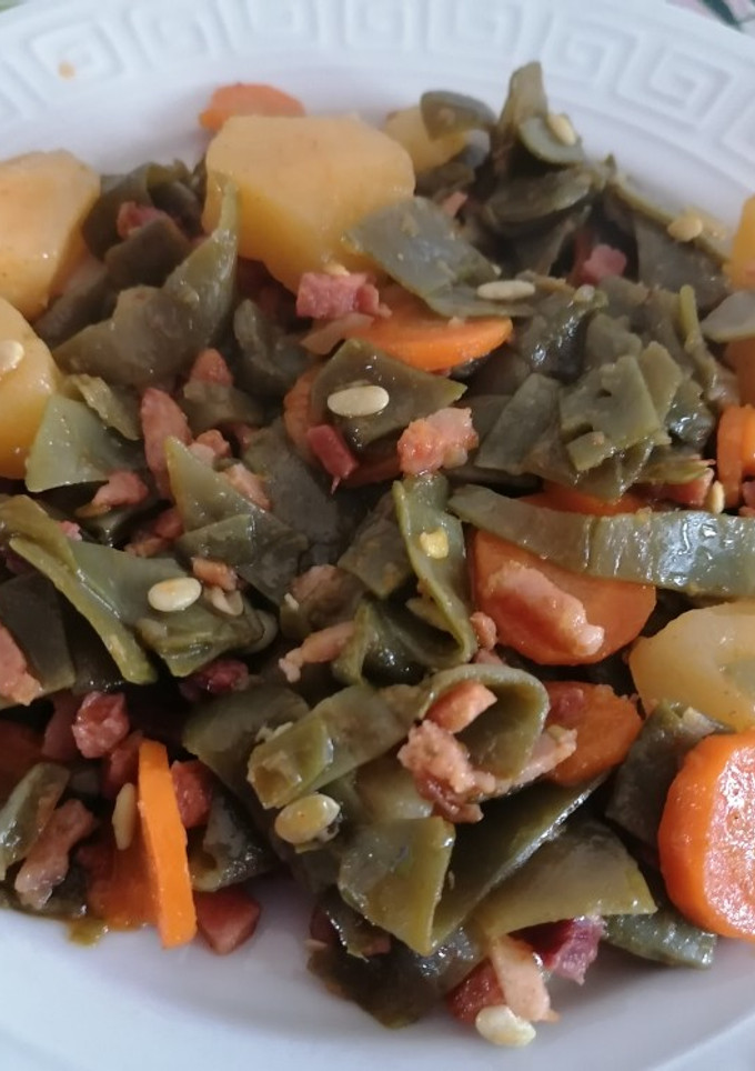 Una foto de Alubia verde con jamón y bacon