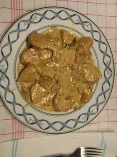 Una foto de Pollo con cerveza ratler y salsa cúrcuma