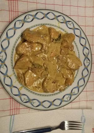 Una foto de Pollo con cerveza ratler y salsa cúrcuma