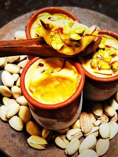 मँगो ड्रायफ्रूट मटका कुल्फी (mango dryfruit matka kulfi recipe in marathi) रेसिपी चे मुख्य फोटो 