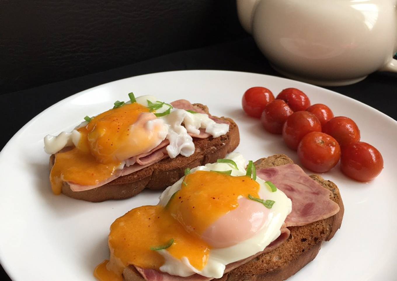Eggs Benedict Recipe with Hollandaise sauce