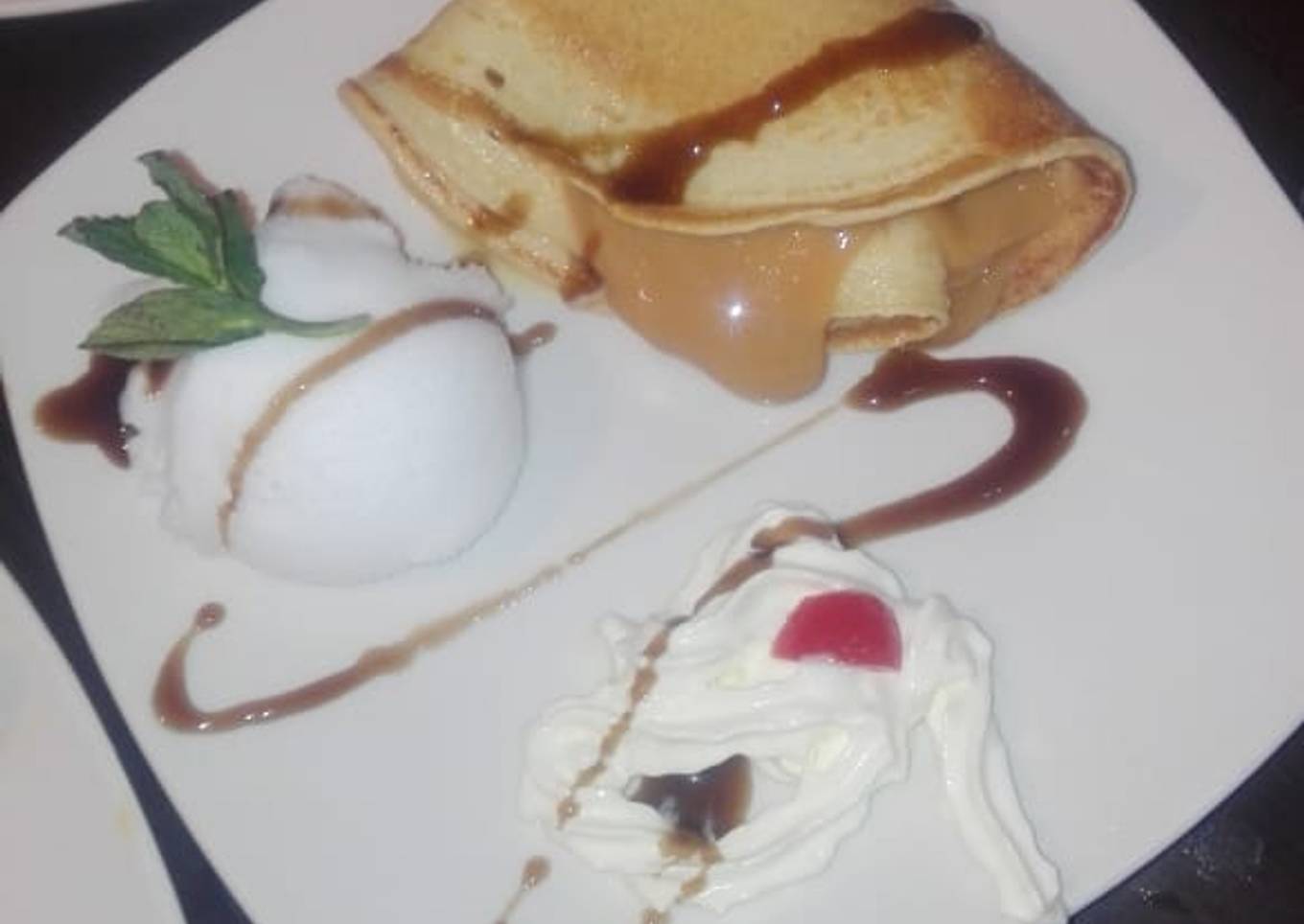 Postre de panqueques con helado emplatado gourmet