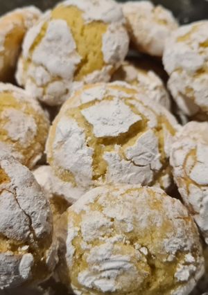 Zdjęcie przepisu Popękane cytrynowe ciasteczka z białą czekoladą.