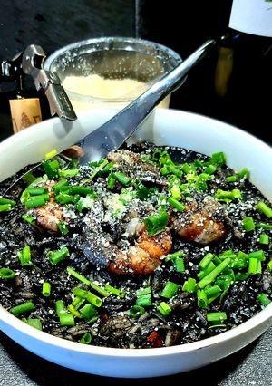 Une photo de Risotto aux gambas et à l'encre de sèche
