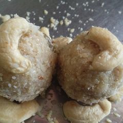 A picture of Til ladoo.