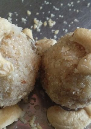 A picture of Til ladoo.
