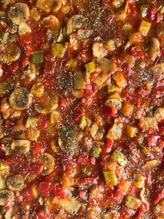 Una foto de Coca/pizza de verduritas de temporada