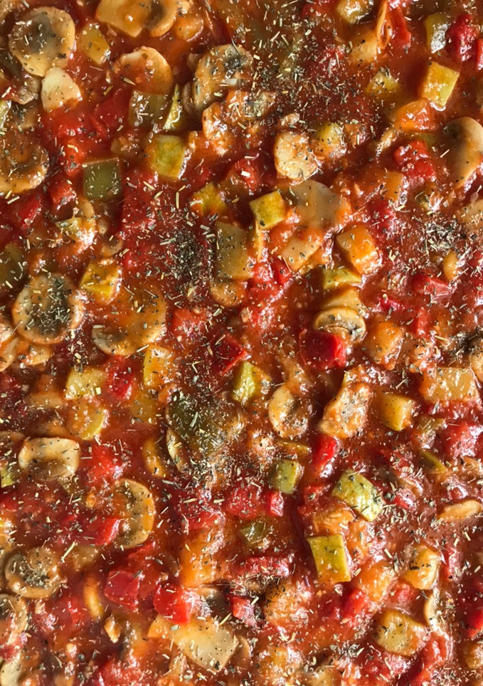 Una foto de Coca/pizza de verduritas de temporada