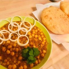 A picture of Chhole Bhature.