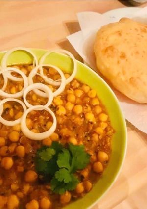 A picture of Chhole Bhature.