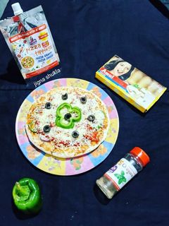 વેજ. પીઝા (Veg. Pizza Recipe In Gujarati) રેસીપી મુખ્ય ફોટો