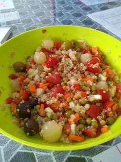Una foto de Ensalada de quinoa y lentejas veraniega