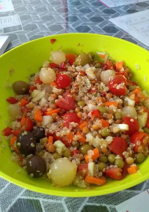 Foto principal de Ensalada de quinoa y lentejas veraniega