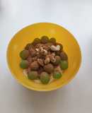 Yogurt con uvas y anacardos. Desayuno o merienda fácil y sana