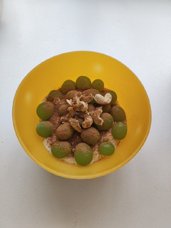 Una foto de Yogurt con uvas y anacardos. Desayuno o merienda fácil y sana