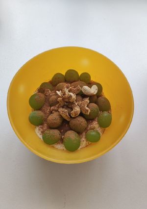 Foto principal de Yogurt con uvas y anacardos. Desayuno o merienda fácil y sana